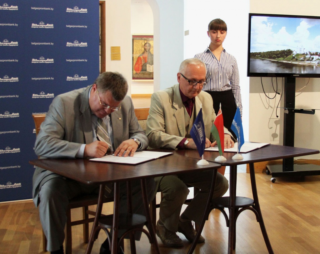 Председатель правления Белгазпромбанка Виктор Бабарико и министр культуры Республики Беларусь Борис Светлов подписывают соглашение